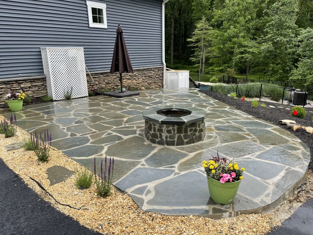 Glenwood Irregular Flagstone Patio & Fire Pit